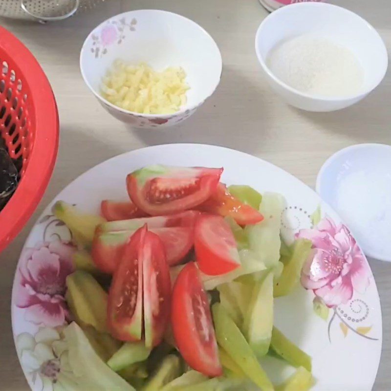 Step 1 Prepare the ingredients for sour crab soup with starfruit