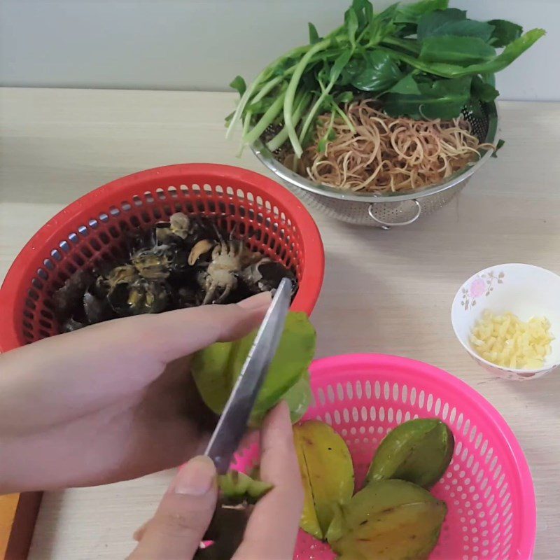 Step 1 Prepare the ingredients for sour crab soup with starfruit