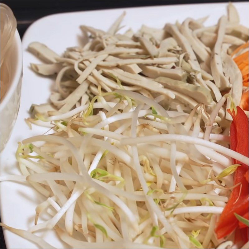 Step 1 Prepare the ingredients for Vegetarian Stir-Fried Noodles