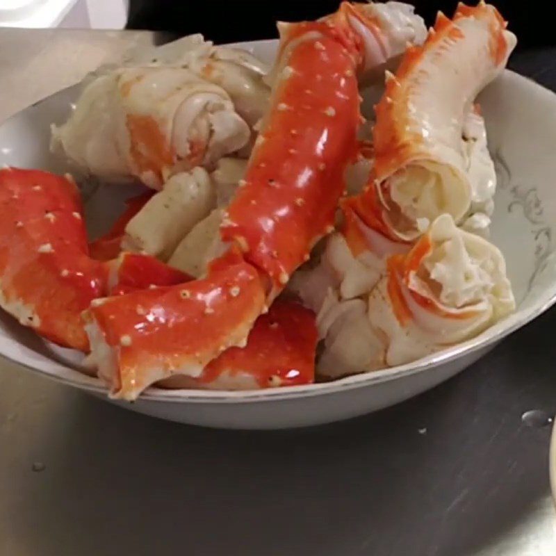 Step 1 Prepare the ingredients for King Crab fried with tamarind and onion