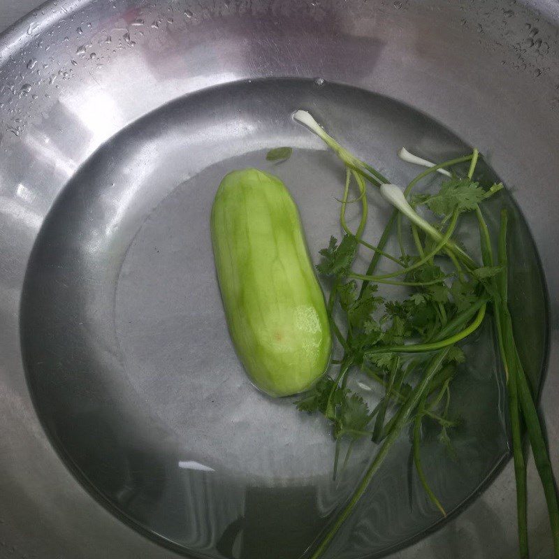 Step 1 Prepare the ingredients for sour fish soup with pineapple