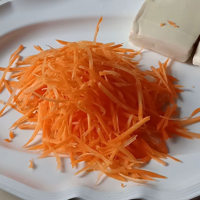 Step 1 Prepare the ingredients for the vegetarian shrimp Sweet Potato Shrimp Cakes