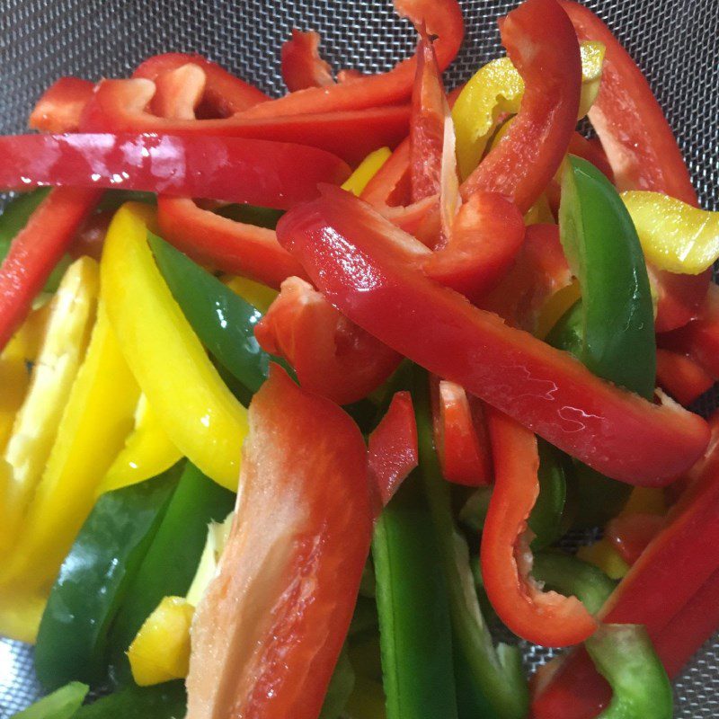 Step 1 Prepare ingredients and marinate squid Stir-fried Squid with Bell Peppers