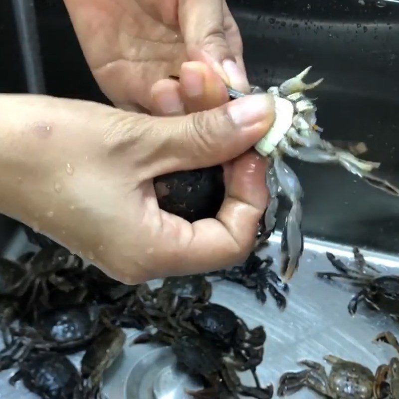 Step 1 Prepare the crab Roasted crab with betel leaves