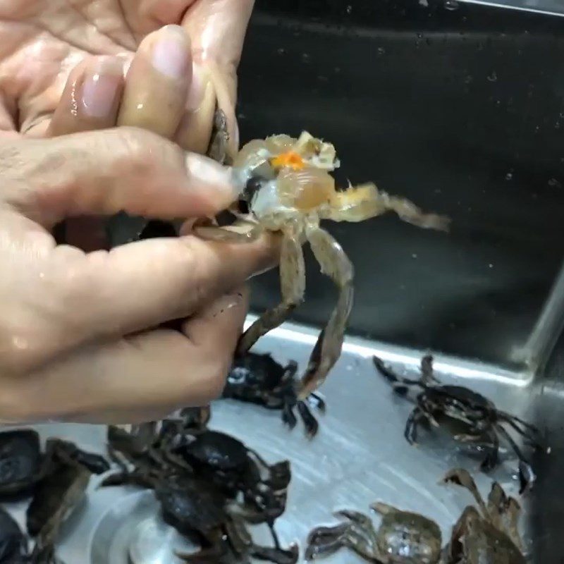 Step 1 Prepare the crab Roasted crab with betel leaves