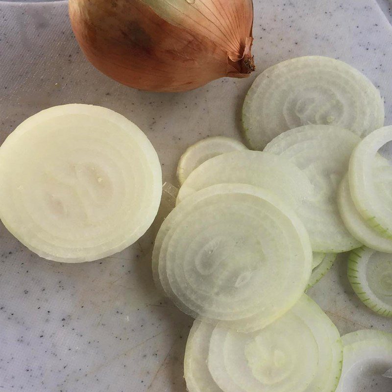 Step 1 Prepare the vegetables for the crab claw mixed with egg and vinegar oil sauce