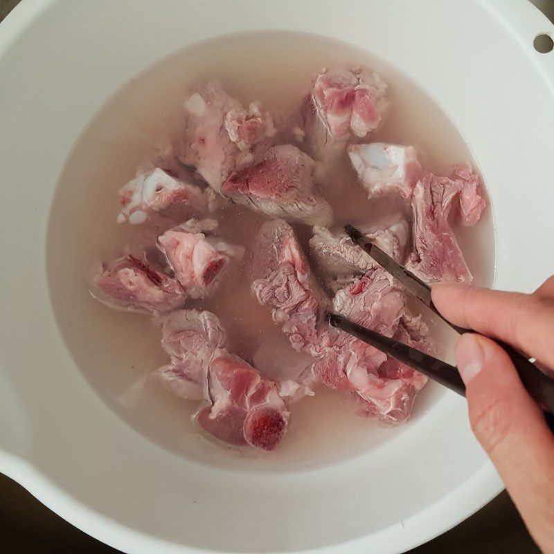 Step 1 Prepare the ribs Sour and Spicy Stir-fried Ribs