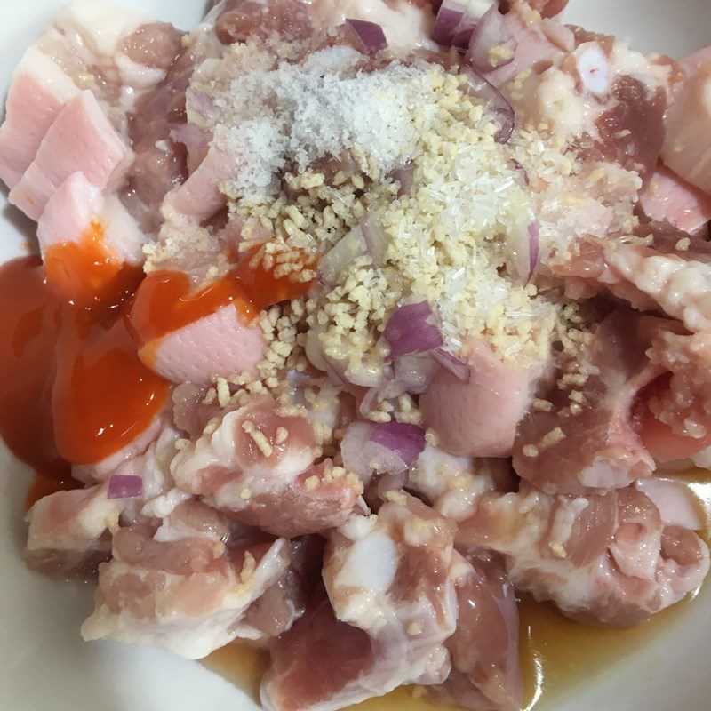 Step 2 Prepare and marinate the meat Braised quail eggs with radish