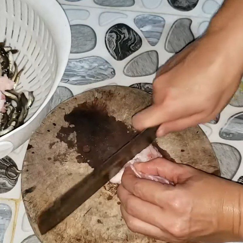 Step 2 Prepare the pork belly for the braised fish with pork belly