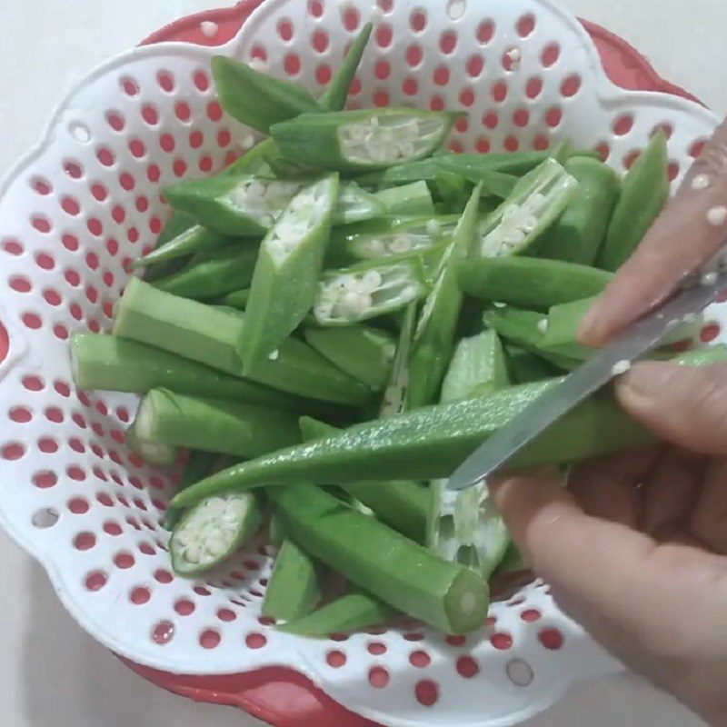 Step 1 Prepare the ingredients for Stir-fried Okra with Minced Meat