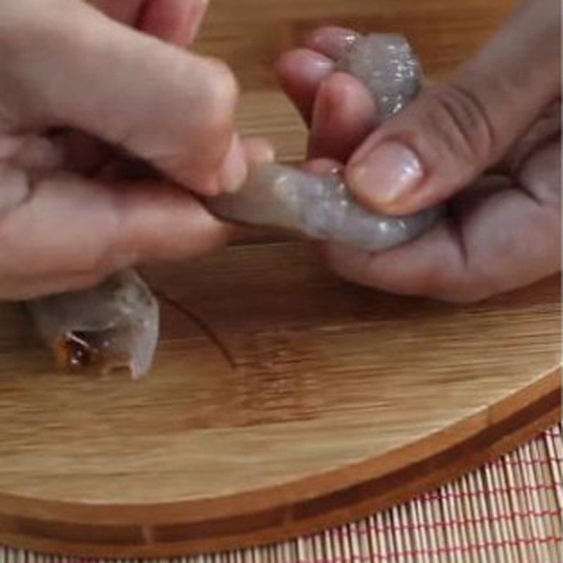 Step 1 Prepare the ingredients for Salty Fried Shrimp