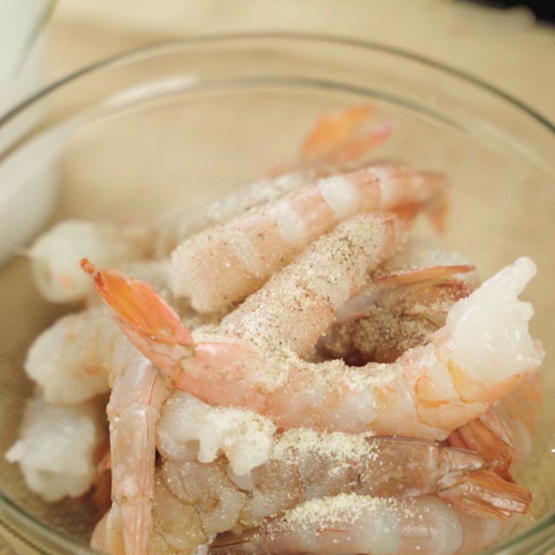 Step 1 Prepare the shrimp Fried shrimp with green sticky rice using flour