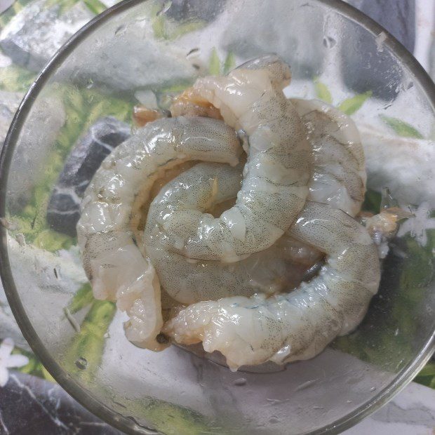 Step 1 Prepare fresh shrimp for Moringa soup with fresh shrimp