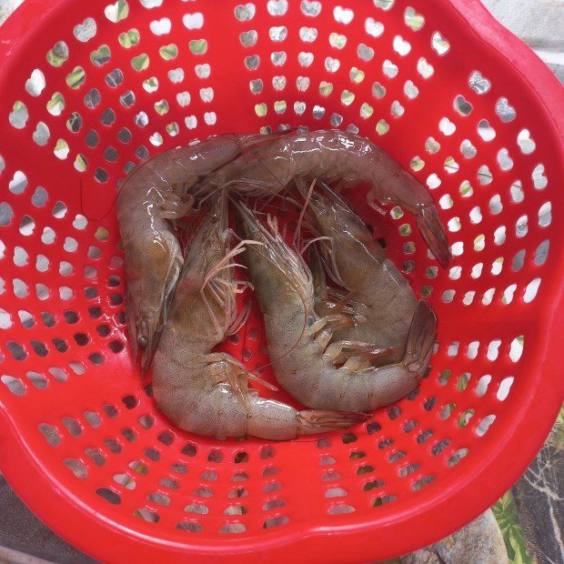 Step 1 Prepare fresh shrimp for Moringa soup with fresh shrimp