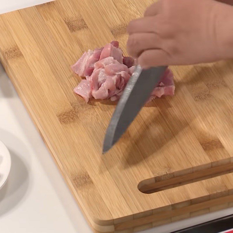 Step 1 Prepare the shrimp and meat for the fragrant shrimp stir-fry