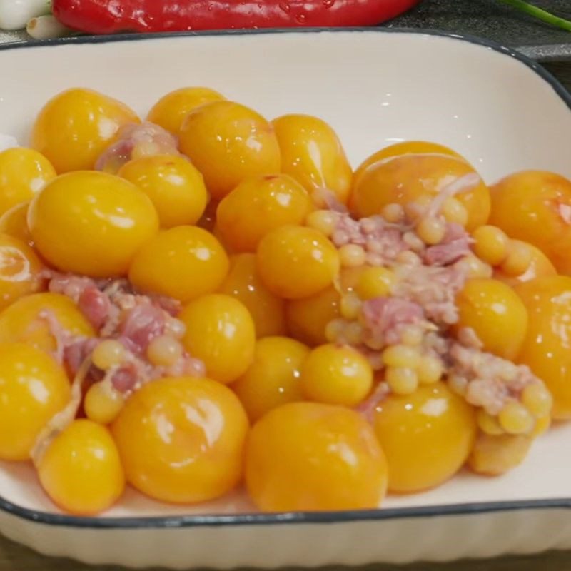 Step 1 Prepare young chicken eggs Stir-fried young chicken eggs with mushrooms