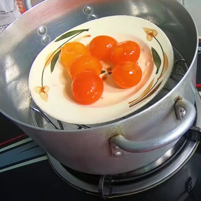 Step 2 Preparation of salted eggs for mixed dry beef mooncake