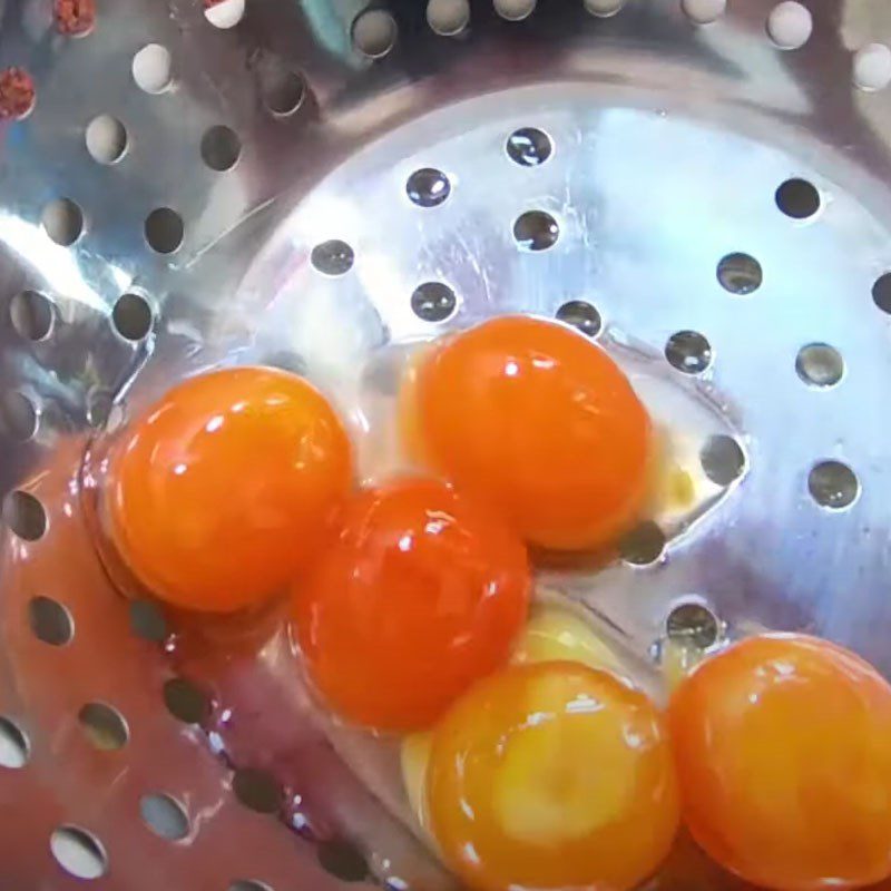 Step 2 Preparation of salted eggs for mixed dry beef mooncake