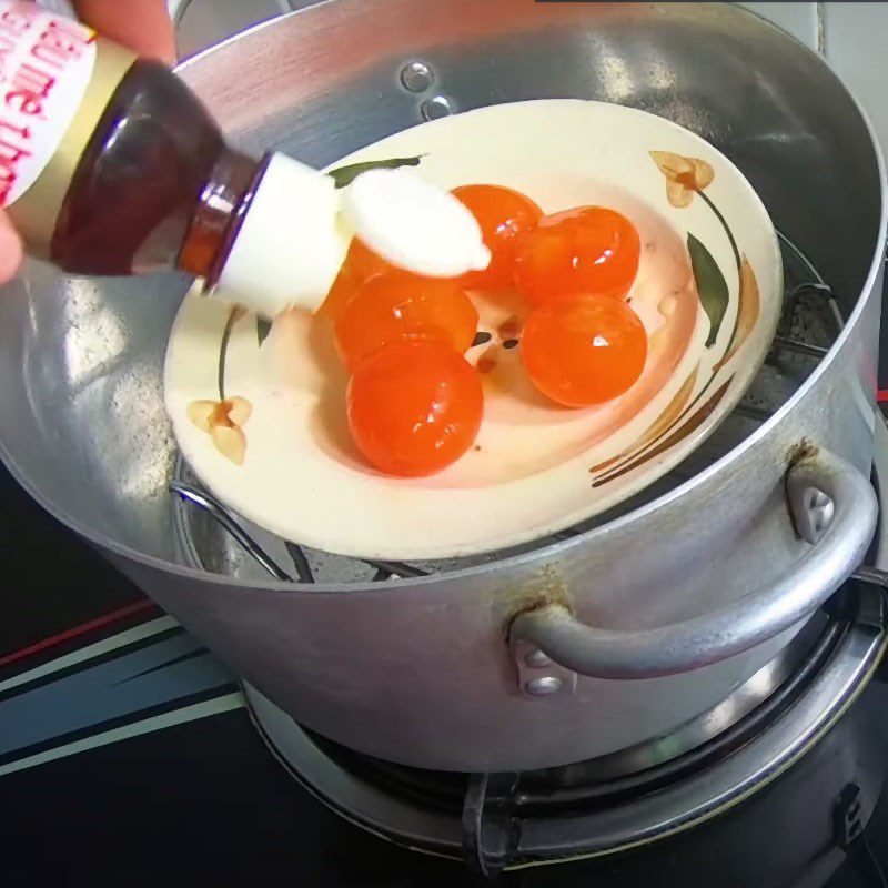 Step 2 Preparation of salted eggs for mixed dry beef mooncake