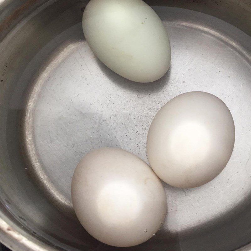 Step 2 Prepare the eggs for the crab claw mixed with egg and vinegar oil sauce