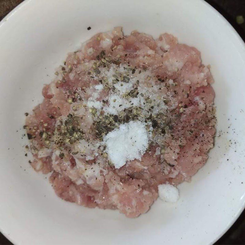 Step 2 Prepare and chop the meat for stuffed bitter melon soup