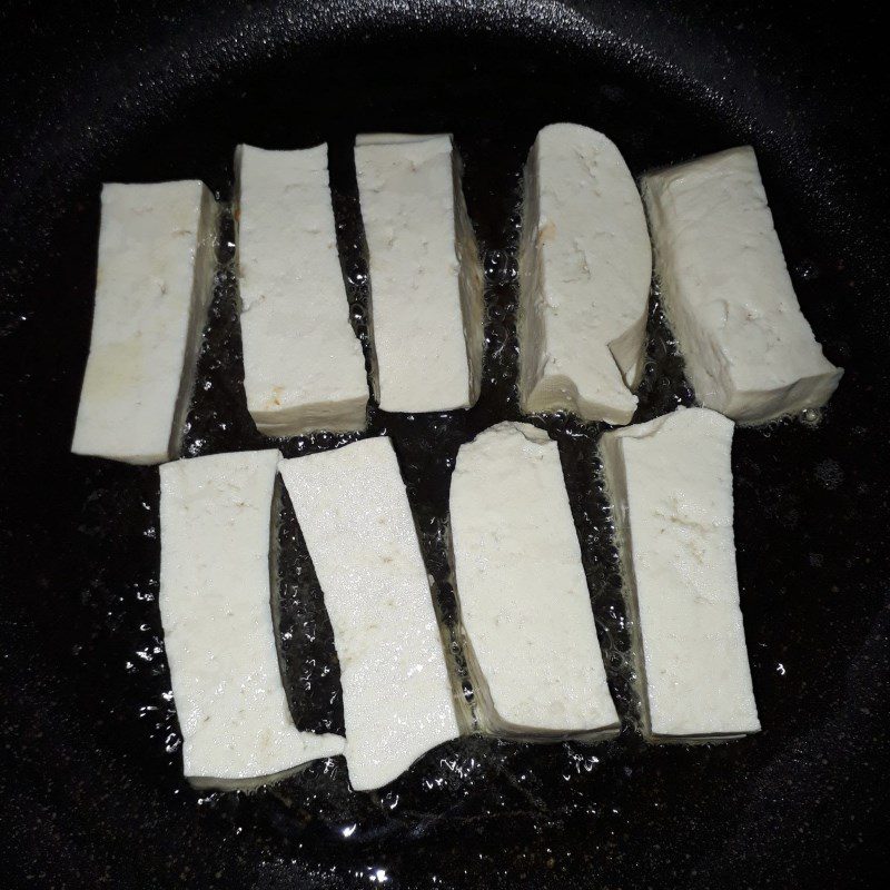 Step 2 Prepare and fry tofu Stir-fried noodles with vegetarian style