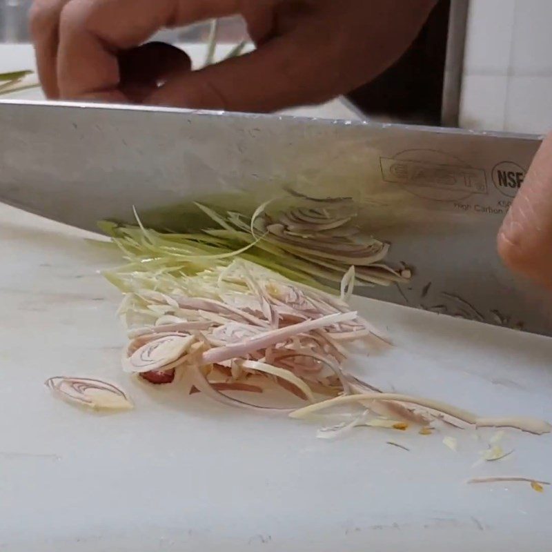 Step 3 Prepare and fry lemongrass Salted shrimp