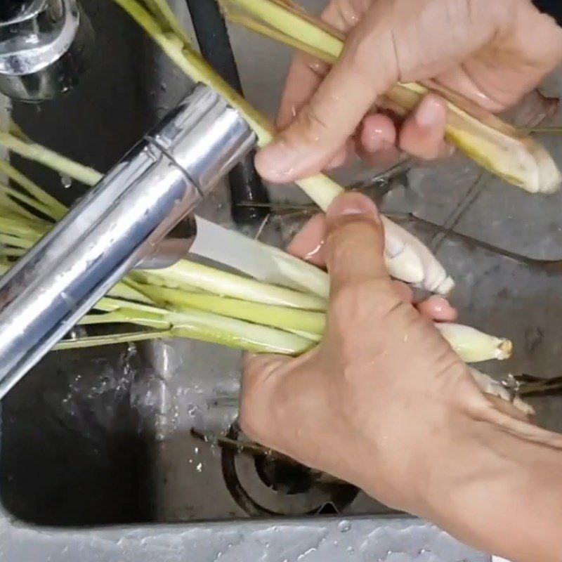 Step 3 Prepare and fry lemongrass Salted shrimp