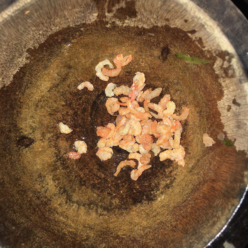 Step 2 Prepare and pound the dried shrimp for Malabar spinach soup with shrimp