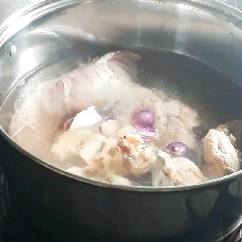 Step 1 Prepare and simmer the pig bones for Pig Brain Soup