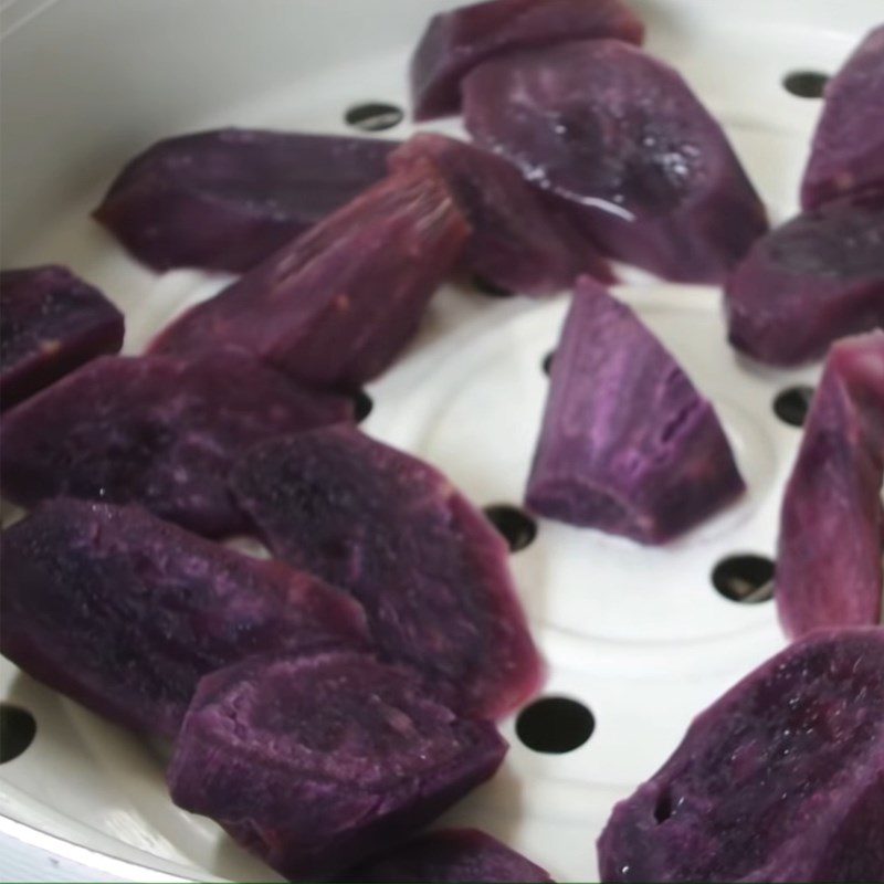 Step 3 Preliminary processing and steaming sweet potatoes Purple sweet potato cake with mung bean filling