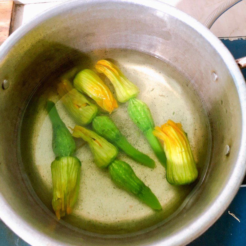 Step 1 Prepare and boil pumpkin buds Stir-fried pumpkin buds with beef