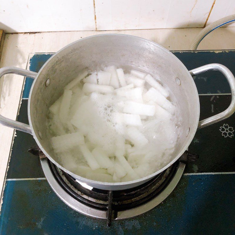 Step 1 Prepare and boil the radish Stir-fried Radish with Eggs