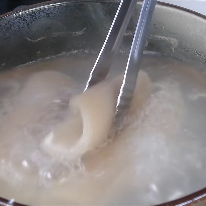 Step 5 Prepare and boil pig skin Broken rice with braised ribs