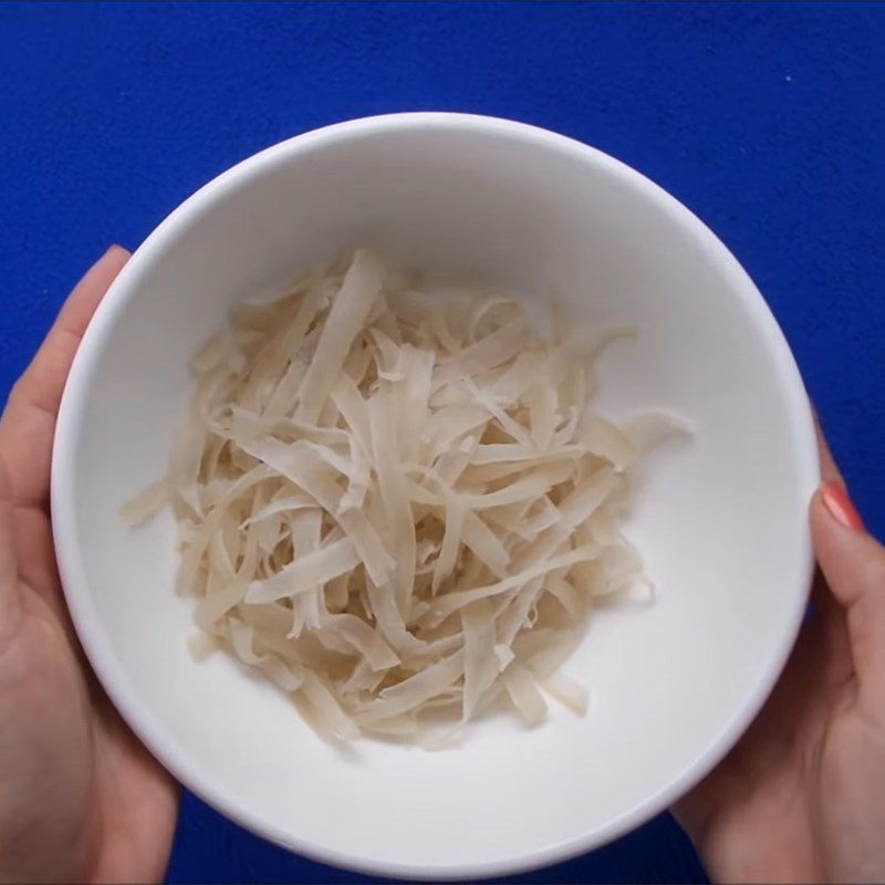 Step 5 Prepare and boil pig skin Broken rice with braised ribs