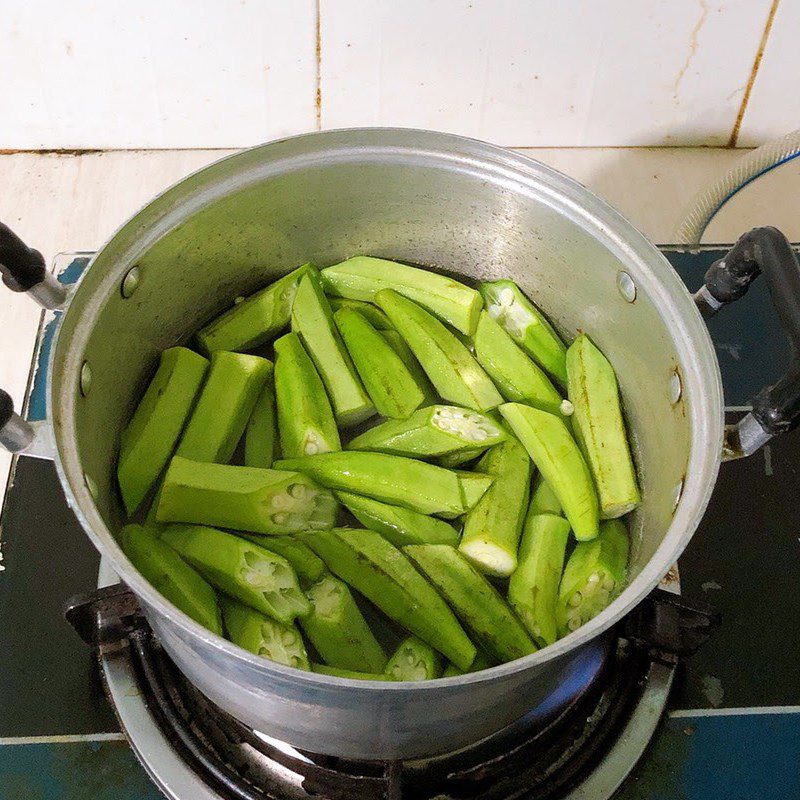 Step 1 Prepare and boil okra Stir-fried okra with eggs