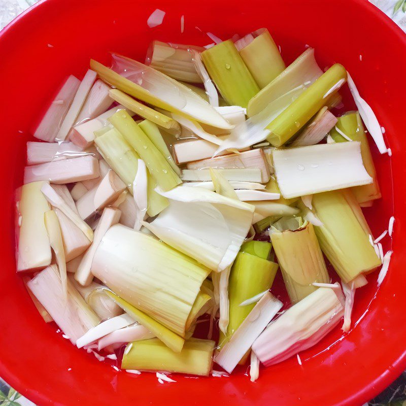 Step 2 Prepare and boil the banana flower with pork stir-fry