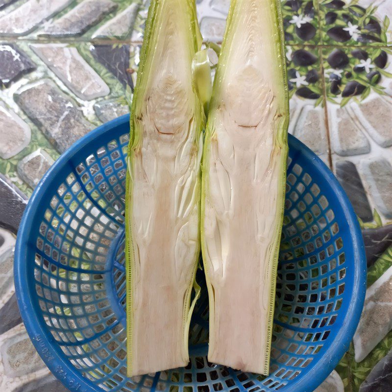 Step 2 Prepare and boil the banana flower with pork stir-fry