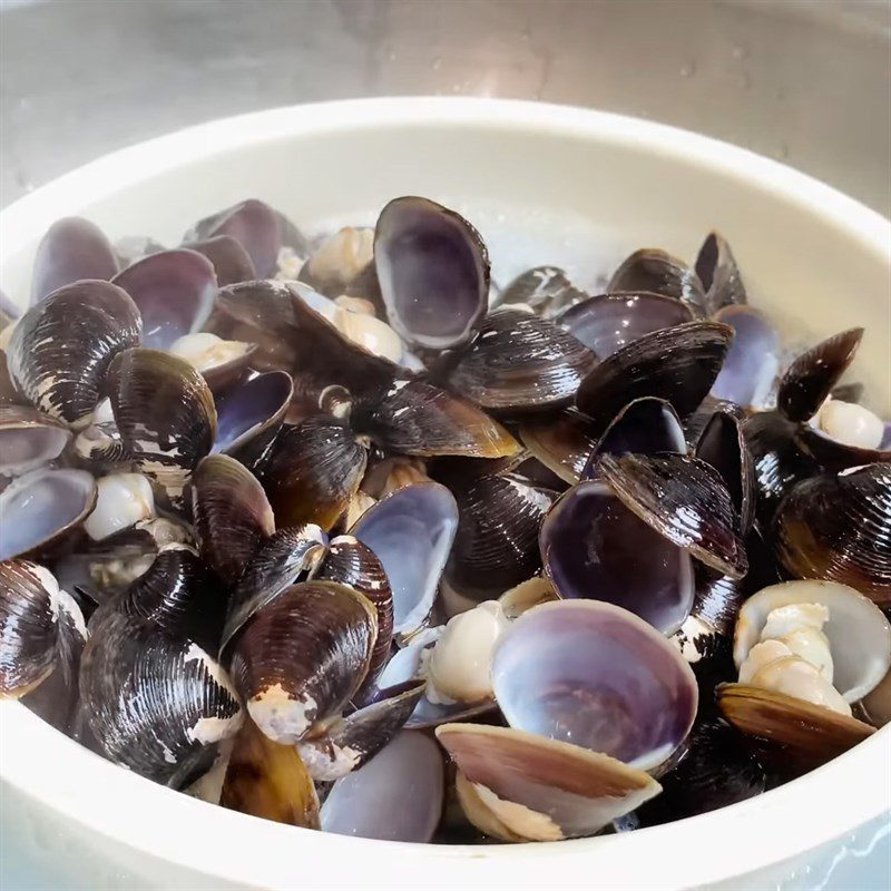 Step 1 Prepare and boil clams for Water Spinach Soup