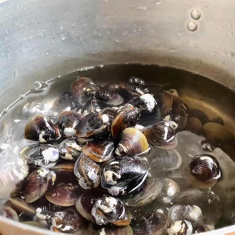 Step 1 Prepare and boil clams for Water Spinach Soup