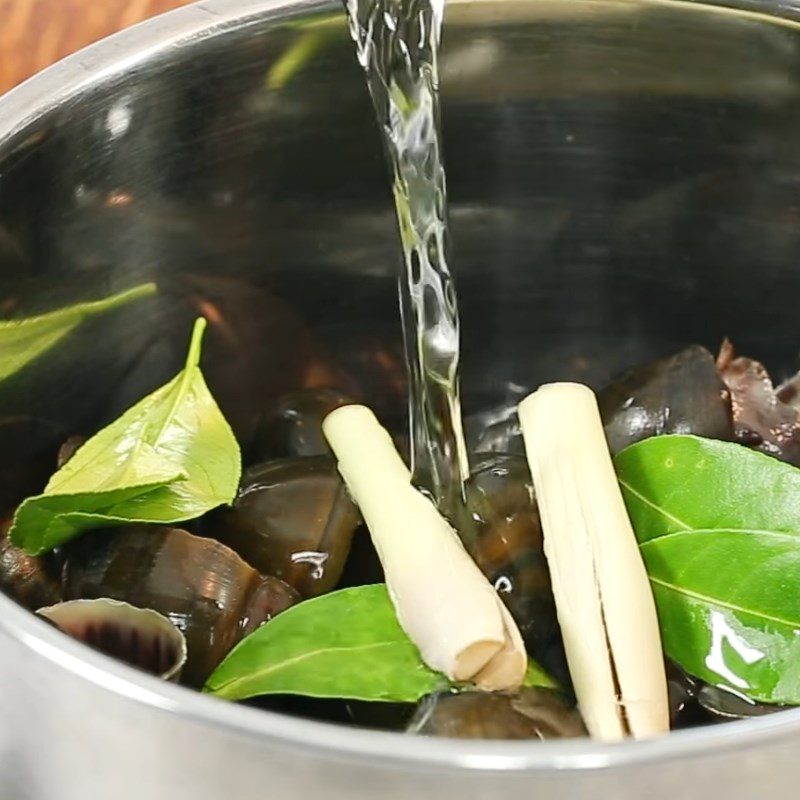 Step 1 Prepare and boil snails Stir-fried Snails with Curry