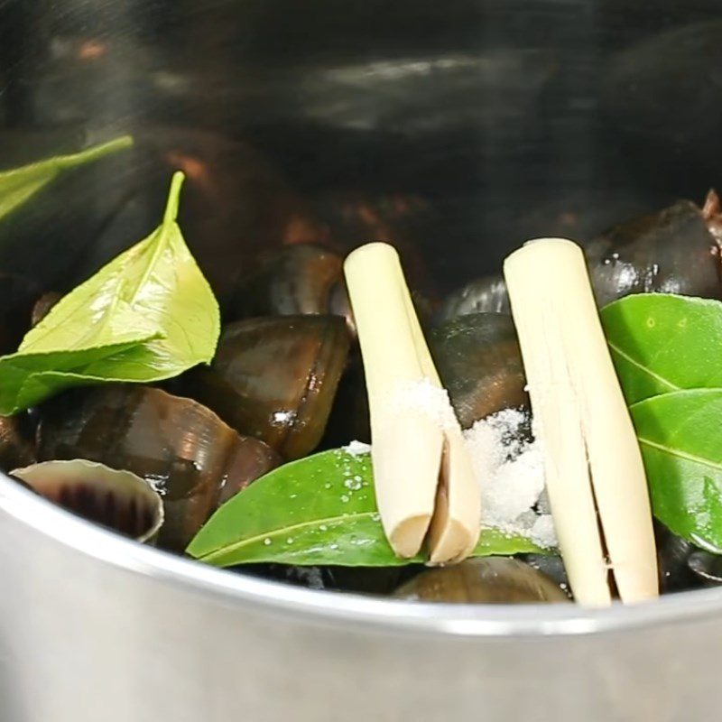 Step 1 Prepare and boil snails Stir-fried Snails with Curry