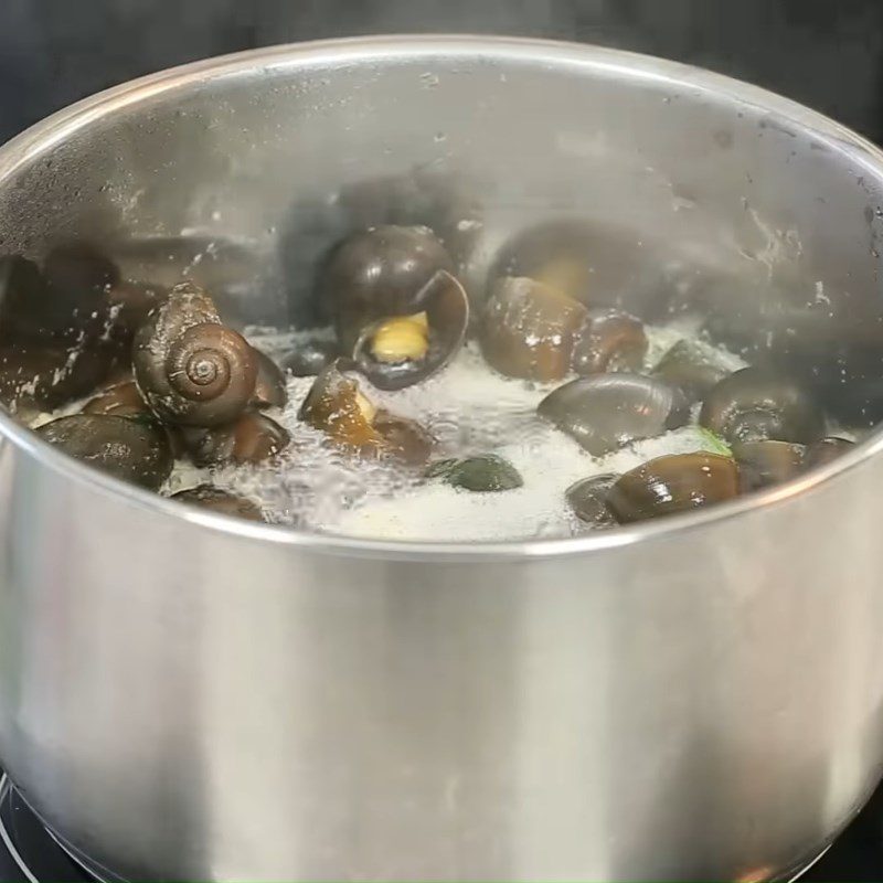 Step 1 Prepare and boil snails Snails stir-fried with curry