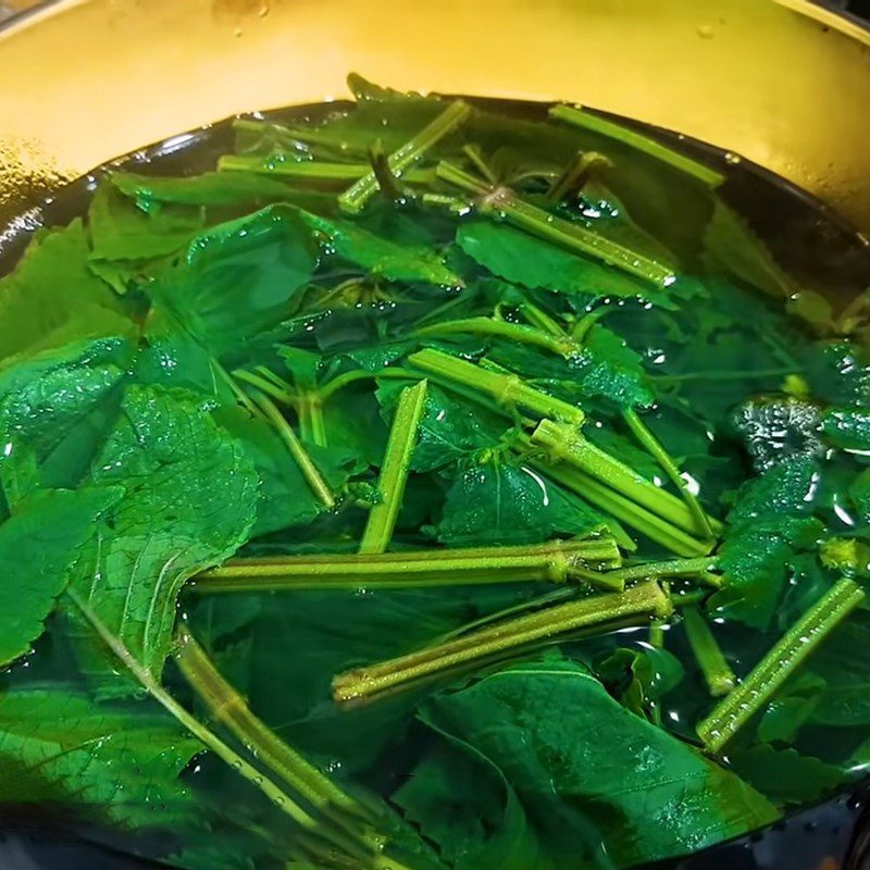 Step 1 Prepare and cook perilla leaf water Perilla leaf water