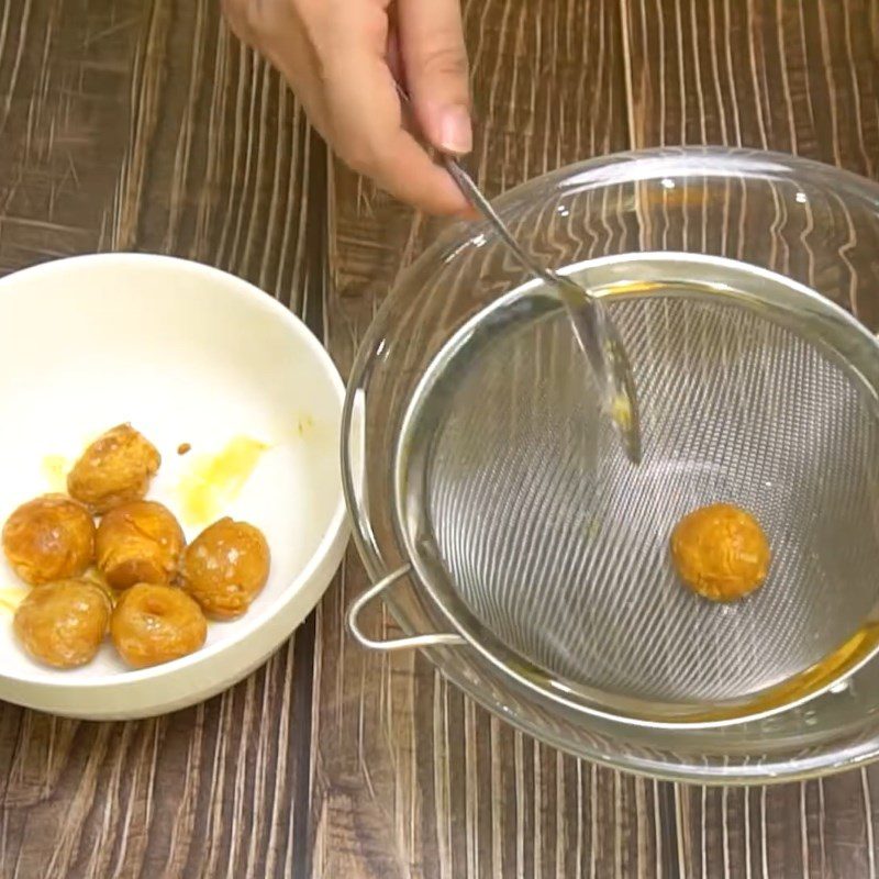 Step 1 Prepare and bake salted eggs for salted egg yolk mooncake using an air fryer