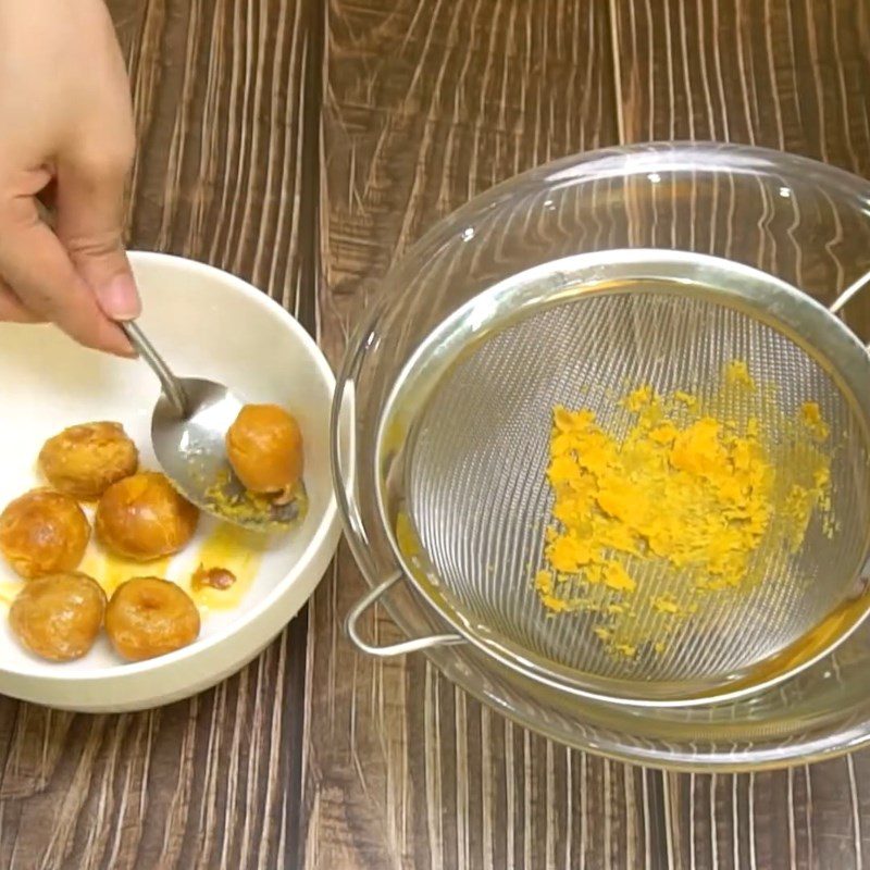 Step 1 Prepare and bake salted eggs for salted egg yolk mooncake using an air fryer