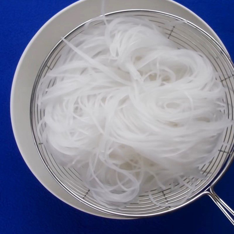 Step 2 Prepare and mix the vermicelli Lucky Flower Shrimp