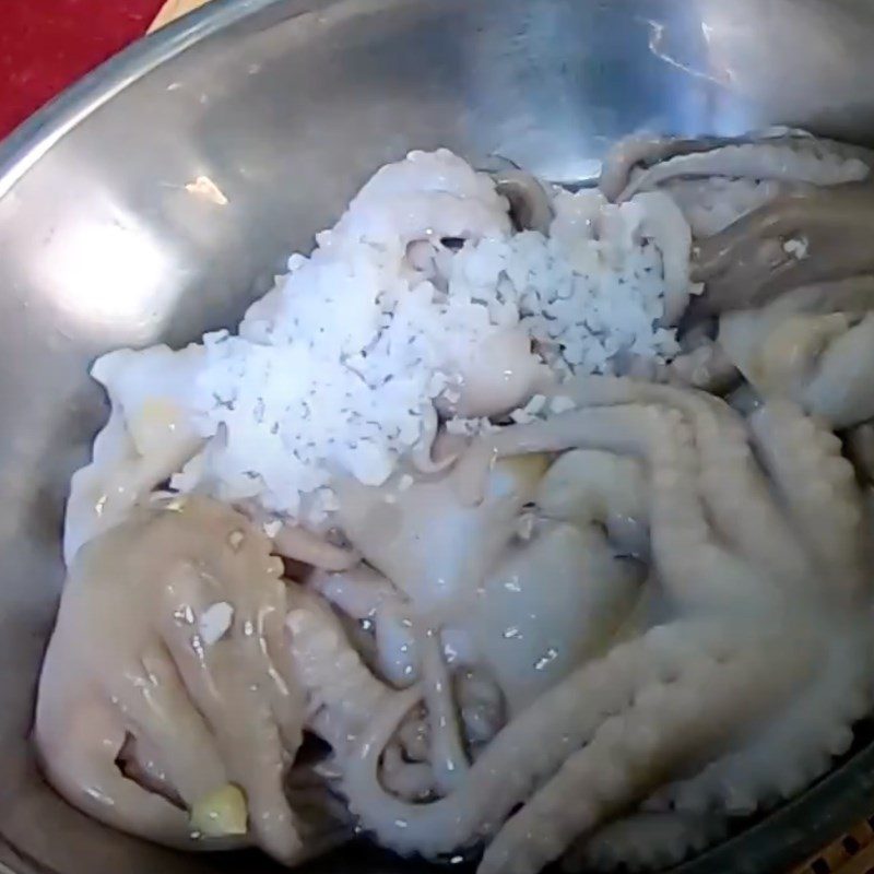 Step 1 Prepare and marinate the octopus Stir-fried Octopus with Leeks