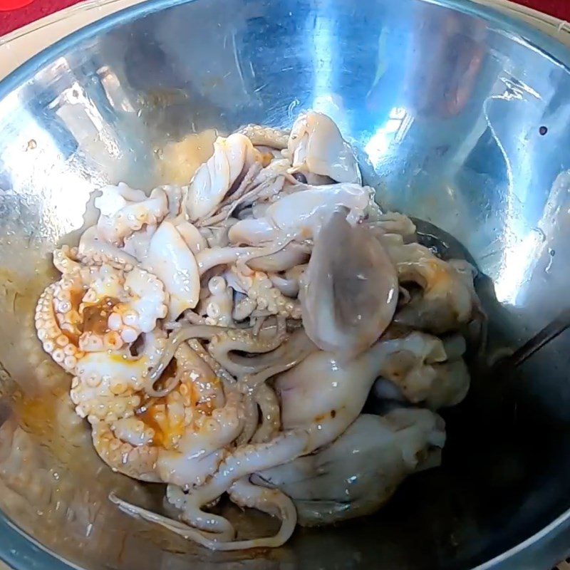 Step 1 Prepare and marinate the octopus Stir-fried Octopus with Leeks