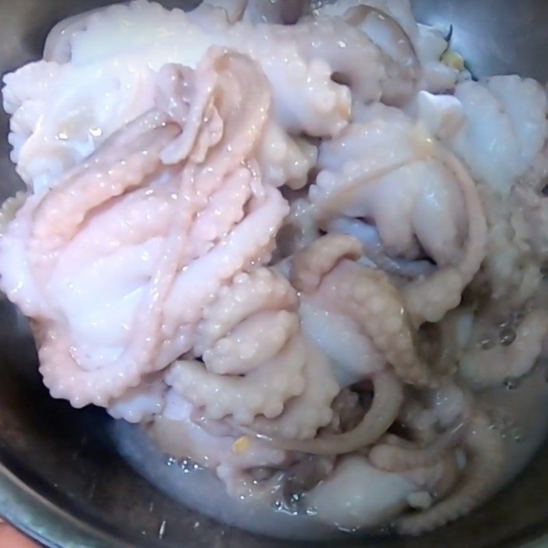 Step 1 Prepare and marinate the octopus Stir-fried Octopus with Leeks